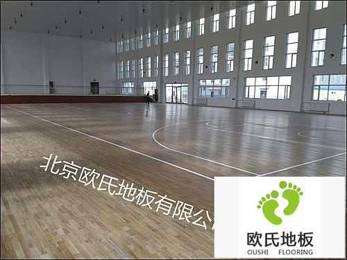 籃球館運動(dòng)木地板場(chǎng)地劃線(xiàn)的工藝方法